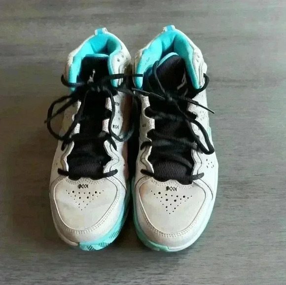 Boys Jordans - Picture 3 of 5